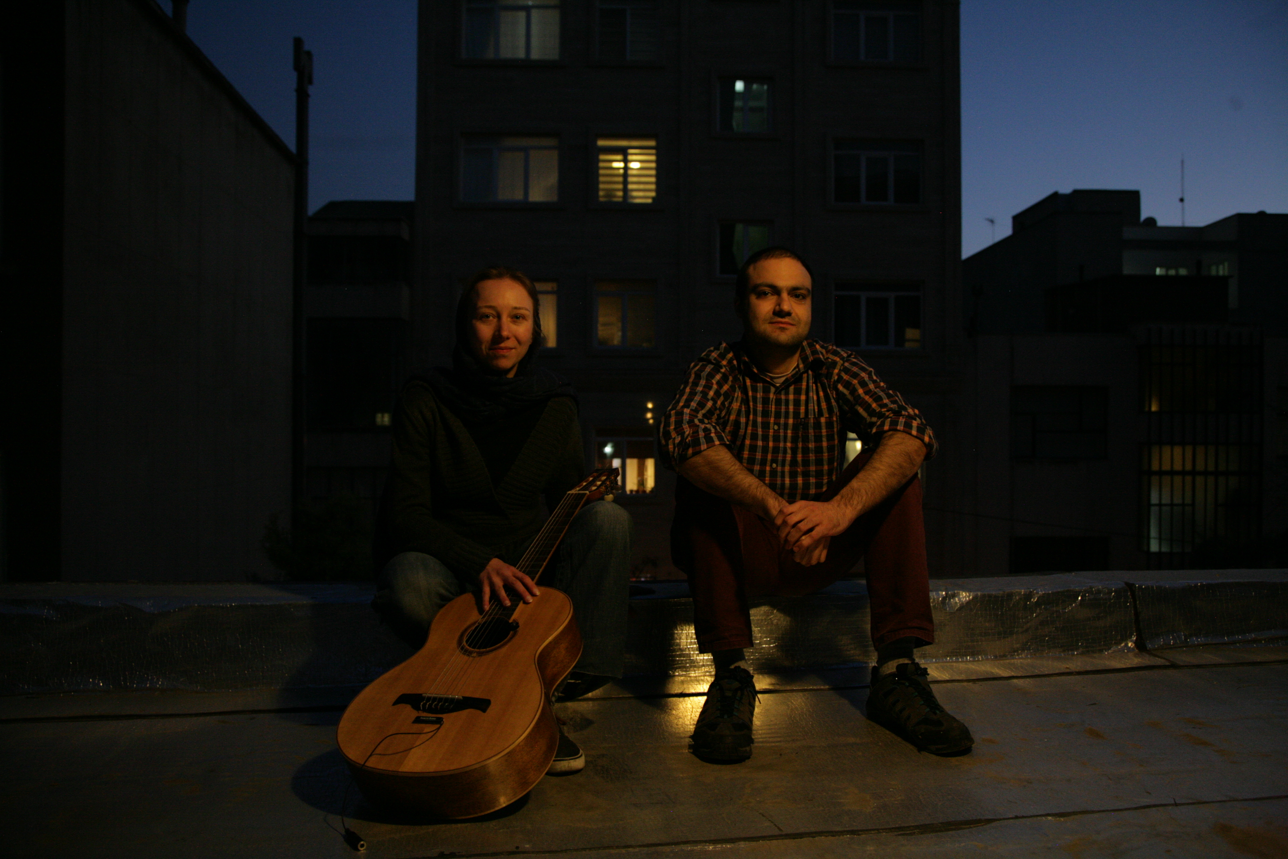 Leonie Roessler and Sohrab Motabar sitting outside